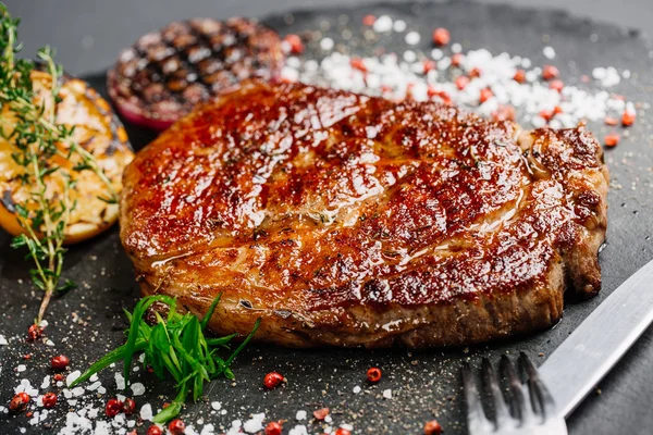 Bife de lombo de carne de vaca de mármore médio raro com limão grelhado — Fotografia de Stock