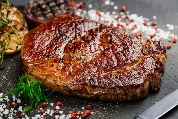 Bife de lombo de carne de vaca de mármore médio raro com limão grelhado — Fotografia de Stock