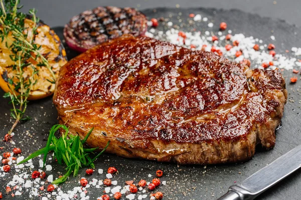 Bistecca di manzo di manzo di marmo medio raro con limone alla griglia — Foto Stock