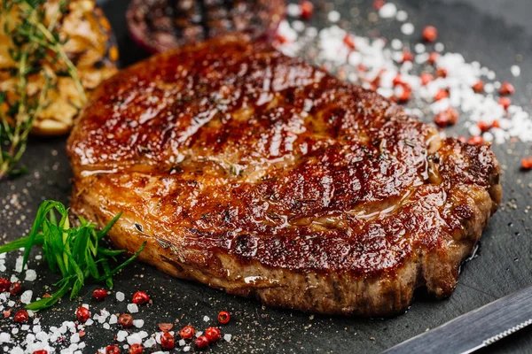 Bife de lombo de carne de vaca de mármore médio raro com limão grelhado — Fotografia de Stock