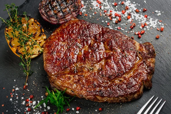 Rindfleisch-Rumpsteak von Marmor-Rindfleisch mittel selten mit gegrillter Zitrone — Stockfoto