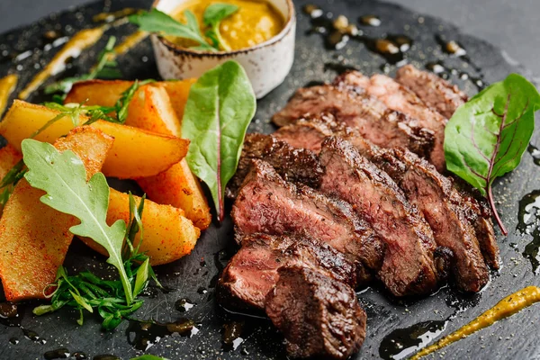 Filete de carne de res de res de mármol medio raro con patatas —  Fotos de Stock