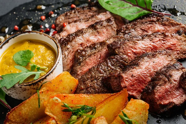 쇠고기 우 둔 살 스테이크 감자와 드문 대리석 쇠고기 매체에서 — 스톡 사진