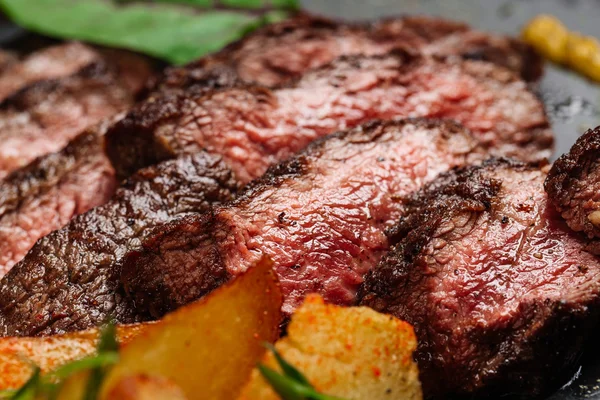 쇠고기 우 둔 살 스테이크 감자와 s 드문 대리석 쇠고기 매체에서 — 스톡 사진