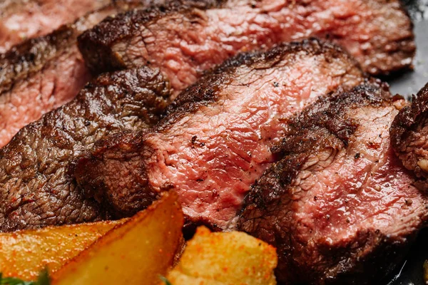 Filete de carne de res de res de mármol medio raro con patatas y s —  Fotos de Stock