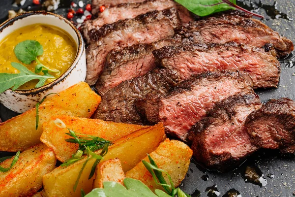 Beef rump steak from marble beef medium rare with potatoes and s — Stock Photo, Image