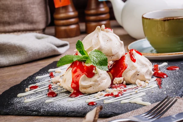 メレンゲ ケーキ、マスカルポーネ クリーム、イチゴと新鮮なミント — ストック写真