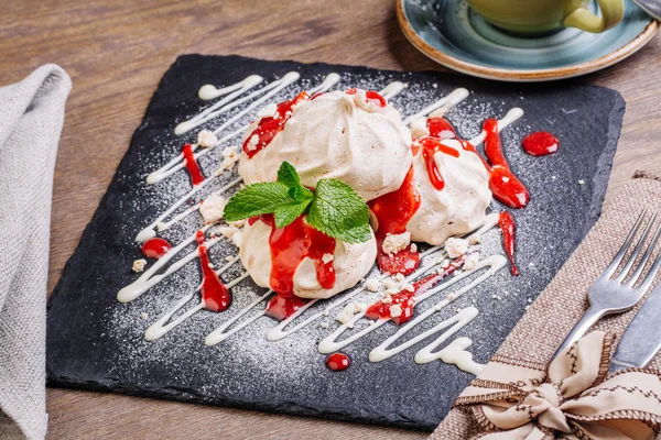 Sněhová pusinka koláče s krémem mascarpone, jahodová a čerstvou mátou — Stock fotografie