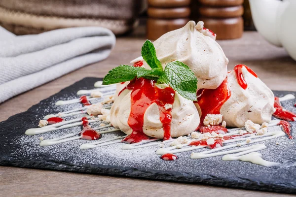 Meringue cakes with mascarpone cream, strawberry  and fresh mint — Stock Photo, Image