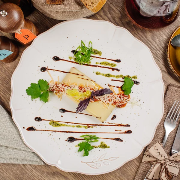 Lasagne s hovězím masem a sýrem — Stock fotografie