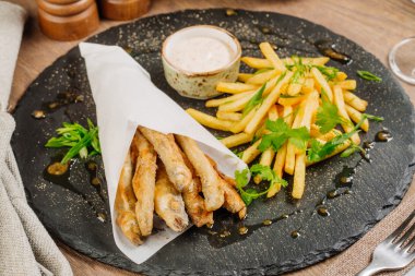 Kızarmış patates ve sos ile kokuyor