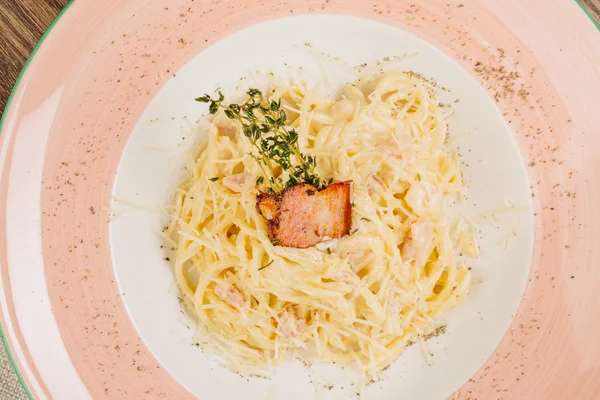 Паста карбонара итальянской кухни в деревенском ресторане настройки — стоковое фото