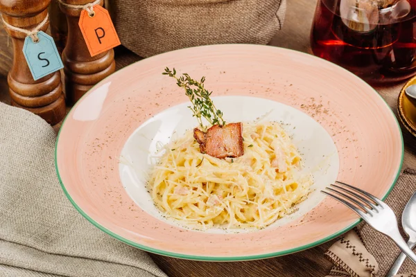 Паста карбонара итальянской кухни в деревенском ресторане настройки — стоковое фото