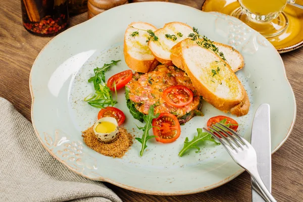 Tartare di manzo con tuorlo d'uovo e pomodoro in tavola — Foto Stock
