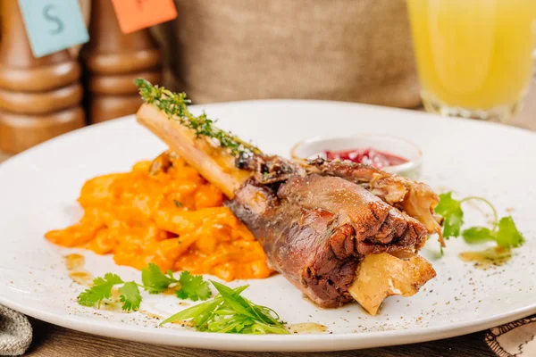 Lamb shank with roasted vegetables puree — Stock Photo, Image