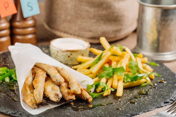 Éperlan frit avec les pommes de terre et la sauce — Photo