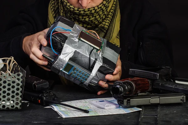 Hombre haciendo bomba de tiempo. terrorismo y concepto peligroso . —  Fotos de Stock