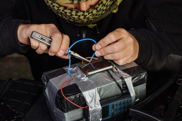 Hombre haciendo bomba de tiempo. terrorismo y concepto peligroso . — Foto de Stock