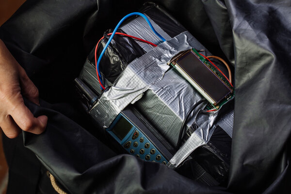 человек делает бомбу замедленного действия. терроризм и опасная концепция
.