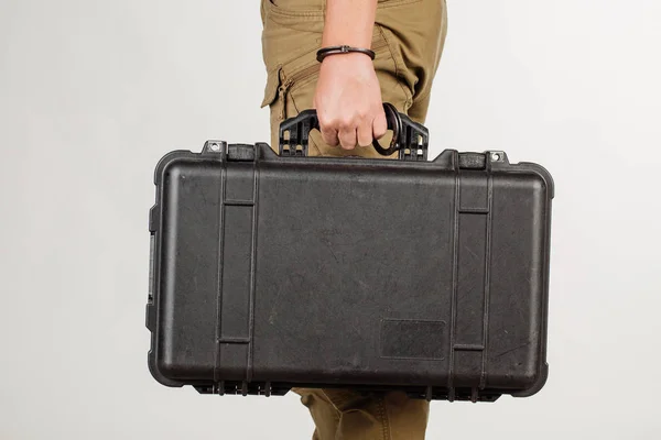 Guard hand i handfängsel närbild holding fallet med pengar — Stockfoto