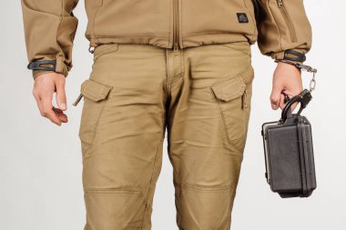 Muhafız eli kelepçeli kapatmak durumunda para ile gidiyor