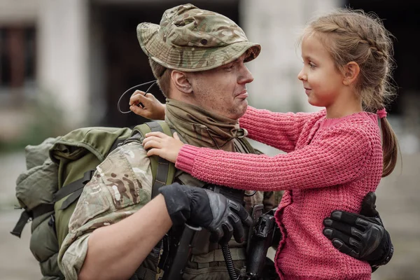 Militaire vader zijn dochter knuffelen — Stockfoto