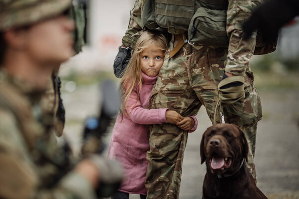 Солдат и дети на поле боя
. 