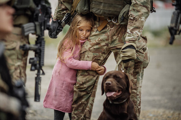 Солдат и дети на поле боя
. 