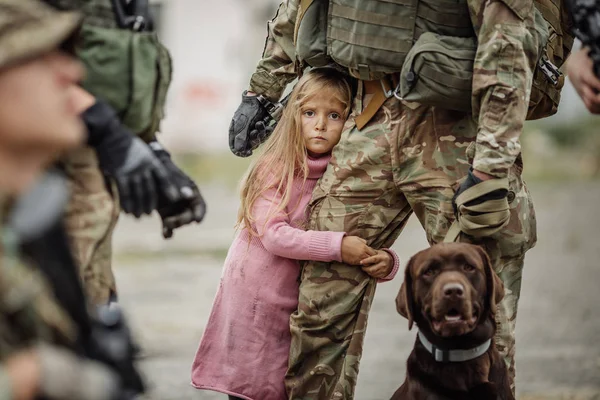 Στρατιώτης και τα παιδιά στο ιστορικό πεδίο της μάχης. — Φωτογραφία Αρχείου