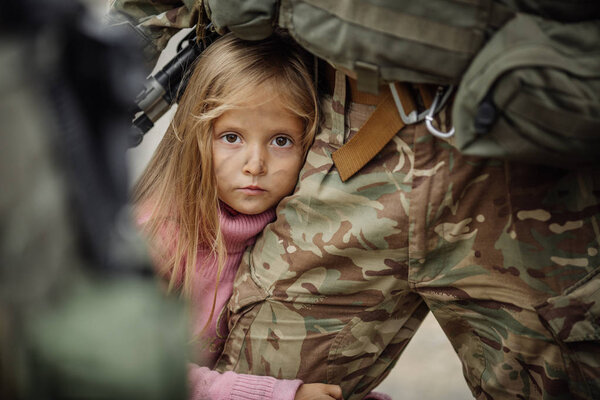 Солдат и дети на поле боя
. 