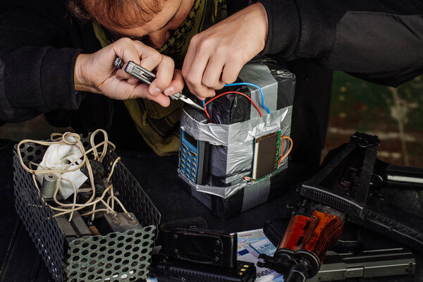 Террорист делает бомбу замедленного действия. терроризм и опасная концепция
.