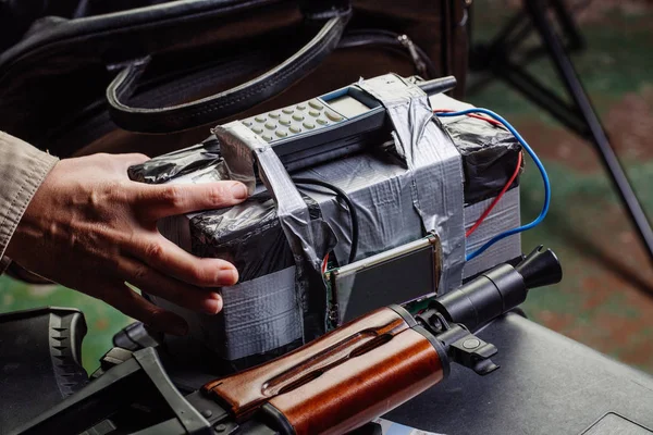 Hombre haciendo bomba de tiempo. terrorismo y concepto peligroso . — Foto de Stock