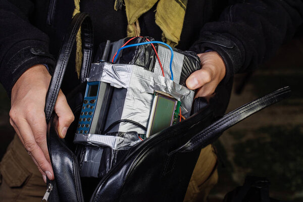 человек делает бомбу замедленного действия. терроризм и опасная концепция
.