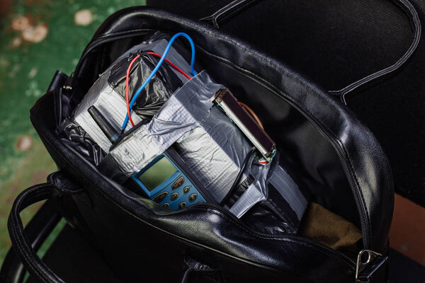 человек делает бомбу замедленного действия. терроризм и опасная концепция
.