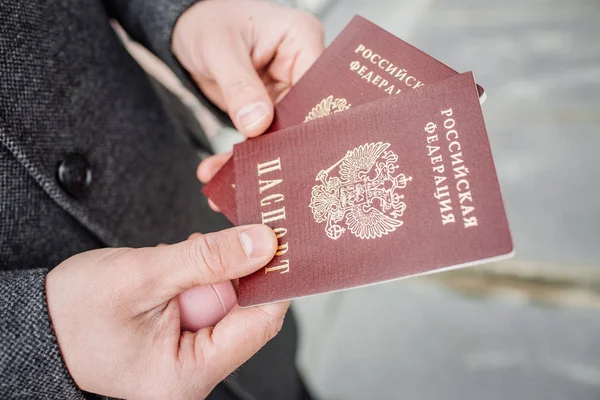 Два русских паспорта на руках. Официальный документ России — стоковое фото