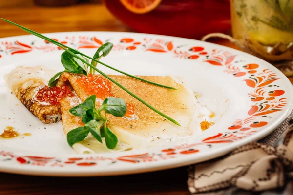 Panquecas russas com caviar vermelho na placa close-up — Fotografia de Stock