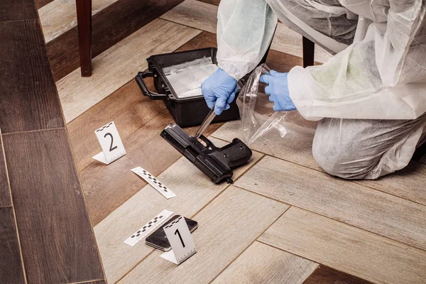 Crime scene investigation. Collecting evidence from the crime scene — Stock Photo, Image