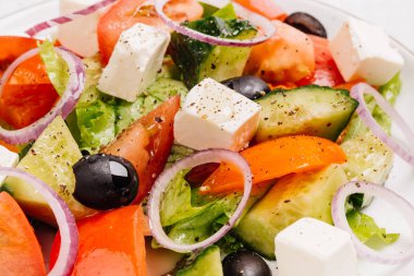 Beyaz peynir ve kurutulmuş zeytin salatası