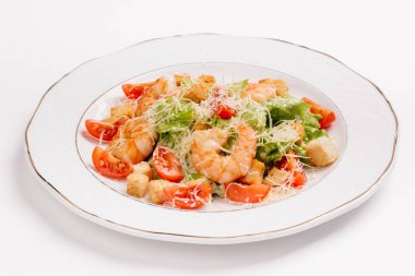 Deniz ürünleri Sezar salata karides, salata yaprağı, parmesan peyniri ile 