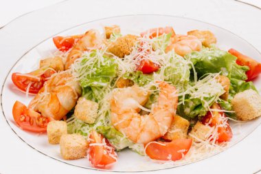 Deniz ürünleri Sezar salata karides, salata yaprağı, parmesan peyniri ile 