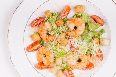 Deniz ürünleri Sezar salata karides, salata yaprağı, parmesan peyniri ile 