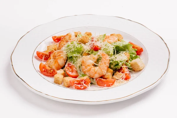 Salade de fruits de mer césar aux crevettes, feuille de salade, parmesan — Photo
