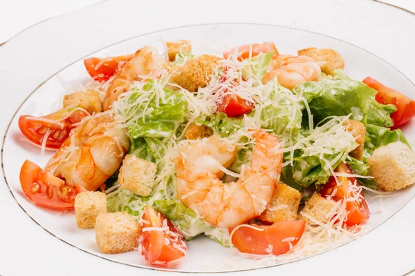 Салат из морепродуктов "Цезарь" с креветками, салатный лист, сыр пармезан — стоковое фото