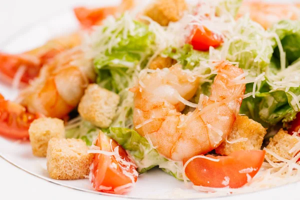 Салат з морепродуктів Цезар з креветками, салатним листом, пармезанським сиром — стокове фото