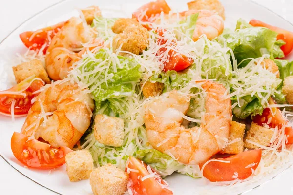 Deniz ürünleri Sezar salata karides, salata yaprağı, parmesan peyniri ile 