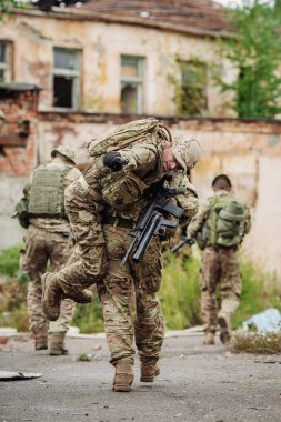 İngiliz Ordusu asker şehirde kurtarma operasyonu sırasında. Savaş, ordu, teknoloji ve insan kavramı.
