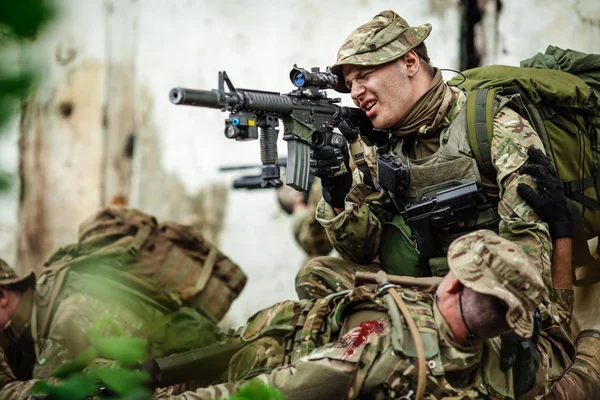 Soldat de l'armée pendant l'opération militaire dans la ville. guerre, bras — Photo