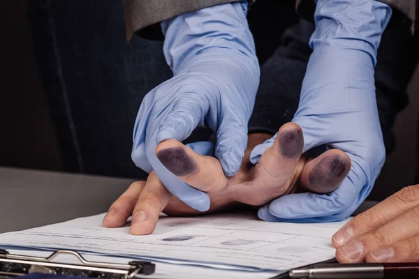 Polizei nimmt Fingerabdrücke eines Straftäters — Stockfoto
