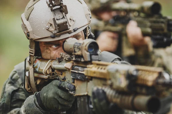 Bir Ranger Bir Tüfekle Savaş Alanında Portresi — Stok fotoğraf