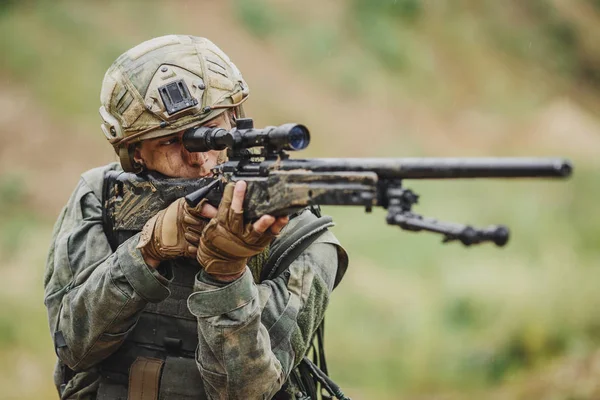 Retrato Guardabosques Campo Batalla Con Rifle — Foto de Stock